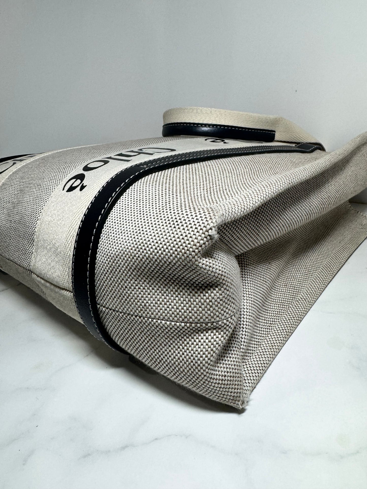 Chloé ‘Woody’ Medium Tote. Linen, White, Navy.